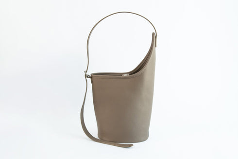 大人アシンメトリーバケットバッグ プレミアムレザー - 新進工房