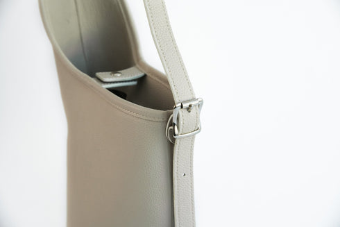 大人アシンメトリーバケットバッグ プレミアムレザー - 新進工房