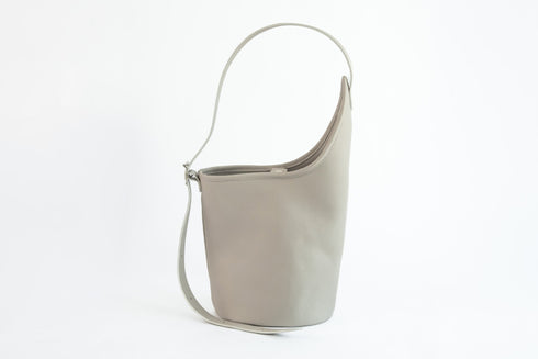 大人アシンメトリーバケットバッグ プレミアムレザー - 新進工房